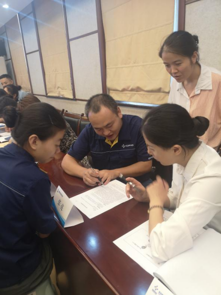 蕭鳳:重慶云天化集團服務禮儀及講解員能力培訓