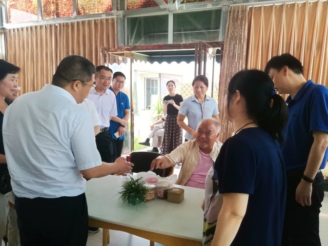 姜春力:中國國際經濟交流中心黨委副書記、信息部部長姜春力帶領調研組到我區調研健康養老工作