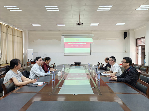 湖南大學(xué)研究生院院長張亞斌教授應(yīng)邀到經(jīng)濟(jì)管理學(xué)院指導(dǎo)學(xué)位點(diǎn)建設(shè)